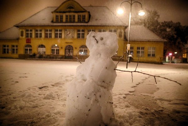 Am späten Abend stand bereits der erste Schneemann auf dem Siegfriedplatz in Bielefeld. - © Sarah Jonek
