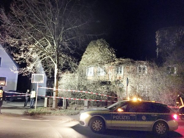 Das Dach fehlt: Das früher landwirtschaftlich genutzte Gebäude steht direkt an der Hauptstraße der Ortschaft Erkeln. In der Nacht zu Heiligabend stürzte der Dachstuhl ein. - © Feuerwehr Brakel