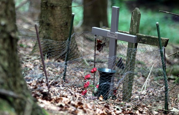 Zwei Kreuze an der Kahlen Wart erinnern an die 1992 ermordete Sandra Zimmermann. - © Tyler Larkin