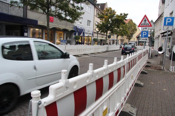 Spalier aus Absperrungen: Am Mittwoch sind die Bürgersteige bereits von der Fahrbahn abgetrennt worden. Ab Donnerstag können keine Autos mehr durch die Begastraße fahren. Stattdessen halten in der Mitte bis zum Ende der Herbstferien die Bauarbeiter Einzug. - © Stefan Backe
