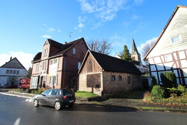 Zugebaut: Die evangelische Kirche ist von der B 66 aus kaum zu sehen. Deshalb soll das Haus rechts fallen – und möglichst auch der Begakrug (am linken Bildrand). - © Jens Rademacher
