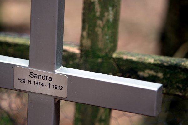 Die 17-jährige Sandra Zimmermann starb im März 1992, zwei Monate später wurde ihre Leiche bei Hüllhorst gefunden. - © Tyler Larkin