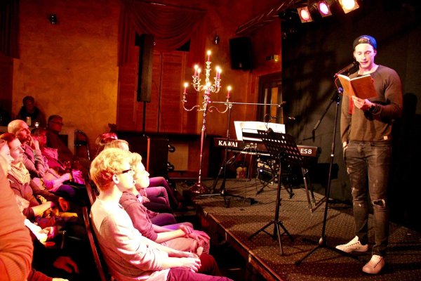 Kreativer Wortkünstler: Beim zehnten Gleis-1-Poetry-Slam philosophiert der Detmolder Arnulf Heine über das Erwachsenwerden.. - © Heidi Stork