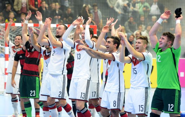 Fußball - Futsal: Deutschland - England am 30.10.2016 in Hamburg in der Inselparkhalle. Deutschlands Spieler jubeln nach dem Spiel. Sie gewann bei der Länderspiel-Premiere 5:3. - © dpa