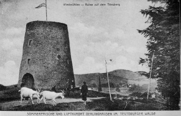 Stets war die flügellose Windmühle das Wahrzeichen der Bergstadt. Unser Bild zeigt eine Szene aus dem Jahr 1910.. - © Repro: Horst Biere