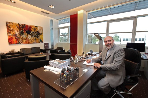 Thomas Sollich mag die Einrichtung in seinem Büro, die nach den Plänen eines Innenarchitekten und seiner Frau umgesetzt worden sind. Es fehlt ein Stuhl vor seinem Schreibtisch – wichtige Gespräche führe er in der Sitzecke, sagt er. - © Bernhard Preuß