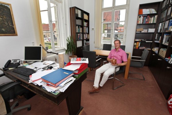 Viel Ausblick: Dr. Michael Zelle genießt in seinem Büro die freie Sicht auf Ameide, Schlossgraben und nahende Besucher. - © Bernard Preuss