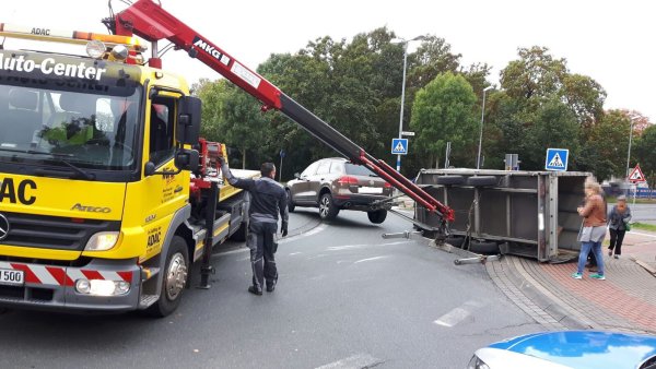 Ein umgekippter Anhänger blockiert den Verkehr im Kreisel. - © Janet König