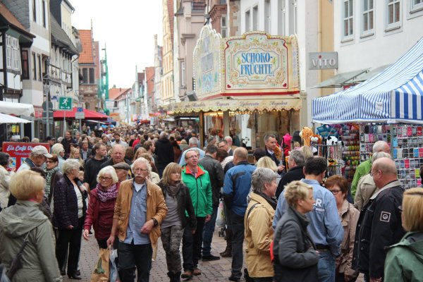 Volle Mittelstraße: Der Bruchmarkt ist ein Besuchermagnet. Der kommende Sonntag ist wieder verkaufsoffen. 
- © Archivfoto: Thomas Reineke