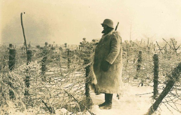 Weihnachten inmitten von Stacheldraht: Ein deutscher Soldat steht gehüllt in einen dicken Mantel auf Posten. Ein lippischer Sammler hat die Bilder der LZ zur Verfügung gestellt. - © privat