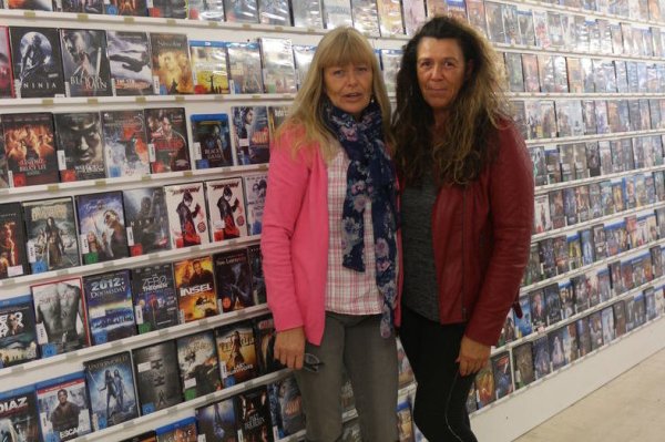 Voll: Edith Neufeld (links) und Manuela Büchner stehen vor einem der Regale in ihrer Videothek. - © Thomas Dohna