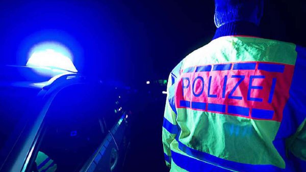 Wegen eines Unfalls musste die Polizei die A 33 sperren. - © Symbolbild
