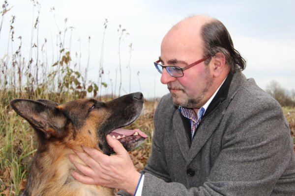 Rudelmitglied: Schäferhund Wotan hat den Besuch in der Hundepension problemlos überstanden. Michael Claas ist glücklich, dass er ihn hat. - © Marianne Schwarzer