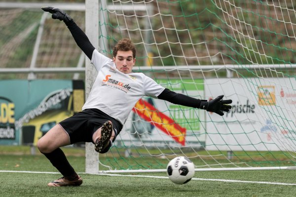 Elfmeter: Keine Abwehrchance hat der Heidenoldendorfer Keeper Alexander Schneckener beim platziert geschossenen Strafstoß des Bergstädters Walid Kalaf zum 2:0. - © Egon Penner