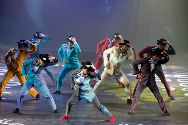 Viele Bowies auf der Bühne: Die Ballett-Compagnie des Detmolder Landestheaters präsentiert morgen die Premiere des Tanzabends „Lets Rock". - © Landestheater/Hupfeld