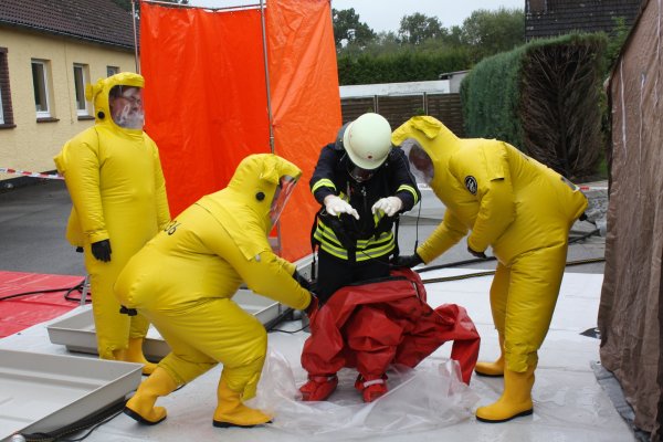 Fast wie im Weltraum: Die Einsatzkräfte schlüpfen bei der Übung in besondere Schutzanzüge. - © Feuerwehr Horn-Bad Meinberg