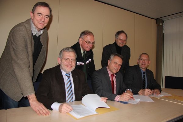Jetzt ist es amtlich: Bürgermeister Dr. Reiner Austermann, Roland Thomas und Stefan Rother unterzeichnen die Verträge (von links). Die Förster Hans-Friedrich Meiercord, Detlev Pankatz und Wolfgang Jüdith schauen zu (von links). - © Katrin Kantelberg