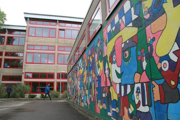 Die Erich-Kästner-Schule an der Otto-Hahn-Straße. Die Förderschule des Kreises läuft allmählich aus, so dass das Gebäude in absehbarer Zeit neu genutzt werden kann. - © Dieter Asbrock