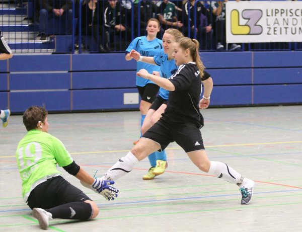 Vor 3.700 Zuschauern hat sich der FC Donop-Voßheide im Januar die Lippische Hallenfußball-Meisterschaft gesichert. Hier duelliert sich Milena Szymkowiak (Donop-Voßheide) mit Torhüterin Nancy Oldenburg (TSG Holzhausen-S.). - © Paul Cohen