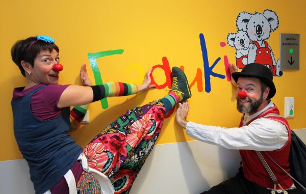 Rotnasen: Die Dr. Clowns Lupine (Andrea Beck) und Mox (Tobias Hagge) verbreiten in der Kinderklinik gute Stimmung. - © Bernhard Preuss