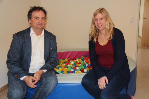 Ansprechpartner für Lemgo: Dr. Niels Hamel und Christina Eickmeier im Spieleraum des Autismus-Therapie-Zentrums. - © Tobias Schneider