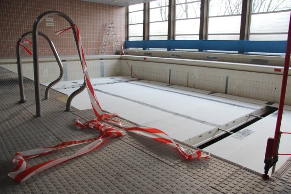 Selbst ohne Wasser kostet die marode Kleinschwimmhalle täglich Geld. Sie erst abzureißen, wenn die Fläche überbaut wird, um 2017 Abbruchkosten zu sparen, halten die Verwaltung und die Ratsfraktionen mit Ausnahme der Freien Wähler für unsinnig. - © Stefan Backe