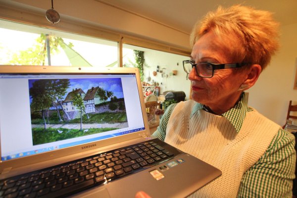 Digitale Galerie: Lörle Budde vom Heimatverein zeigt auf ihrem Laptop ein Foto von einem Ernst-Wienke-Gemälde. Für ein Buch über den Heimatmaler sucht sie die Besitzer von Bildern des Blomberger Künstlers. - © Patrick Bockwinkel
