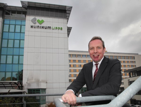 Dr. Johannes Hütte ist der neue Verwaltungschef des Klinikums Lippe. Der Paderborner will in den nächsten Wochen auf den Stationen rundgehen und sich vorstellen. - © Foto: Preuss