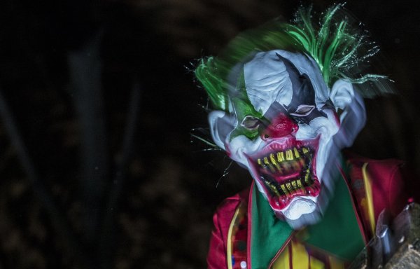 Verbreitet Angst und Schrecken: Ein als sogenannter Horror-Clown verkleideter Mann. - © dpa