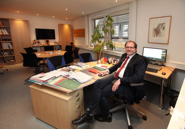 Den Traum vom leeren Schreibtisch habe er ausgeträumt: Das sagt Prof. Dr. Thomas Grosse, der seit zwei Jahren Rektor der Detmolder Hochschule für Musik ist. Der Kupferstich rechts oben im Bild begleitet ihn schon ein gutes Stück seines Berufslebens. - © Bernhard Preuß