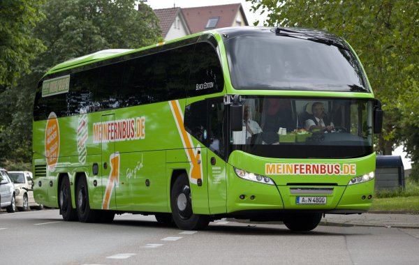 Ein Fernbus der Firma «MeinFernbus» fährt ab. Mit solchen Bussen kann man lange Strecken zurücklegen. - © dpa