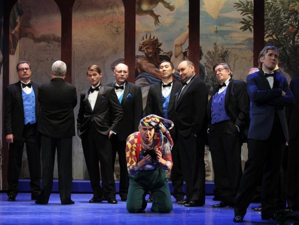 „Rigoletto": Der Sänger der Titelrolle, Sándor Balla (vorne), zusammen mit dem Ensemble in einer Spielszene der Verdi-Oper auf der Bühne des Detmolder Landestheaters. - © Landestheater/Lefebvre