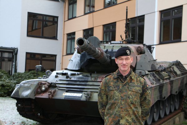 Vor einem Leopard 1: Brigadegeneral Kai Ronald Rohrschneider hat nicht lange gezögert, als er sich den Hintergrund für das Foto ausgesucht hat. Der Kommandeur verlässt am 8. Dezember Augustdorf. Dann wird Oberst Heico Hübner in das Gebäude im Hintergrund einziehen, das den Stab der Panzerbrigade 21 „Lipperland" beherbergt. - © Astrid Sewing