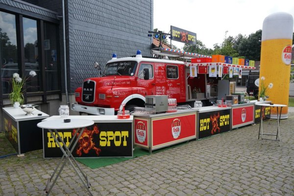 Das alte Feuerwehrfahrzeug als Schankwagen auf einem Fest mit vorgebauten Theken. - © Friderieke Schulz