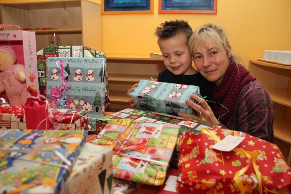 Susanne Saage hat schon viele Geschenke für die rund 2000 kranken Kinderund deren Geschwister zusammen, die sie zu Weihnachten beschenken will.Unterstützung bekommt sie auch von Joel, der ebenfalls an Leukämie erkrankte. - © Kirsten Fuhrmann