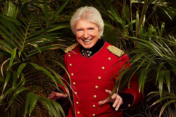 Peter Orloff nimmt Hanteln und ein Sitzkissen mit in den Dschungel. - © MG RTL D / Arya Shirazi