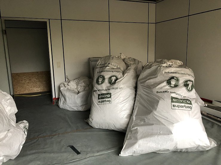 Entsorgung: Schadstoffe wie Asbest und Dämmwolle sind in Spezialsäcken verpackt und warten auf den Abtransport. - © Sven Kienscherf