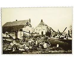 Bomberwrack in der Laubke: die Maschine stürzte am 11. Januar 1944 auf ein Stallgebäude. - © Foto: Privat