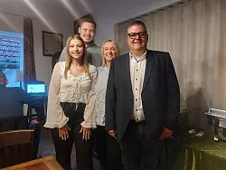 Die Familie von CDU-Bürgermeisterkandidat Marc Beckmeier, Ehefrau Melanie sowie die Kinder, Leon (27) und Laura (18), hat ordentlich mitgefiebert. - © Michaela Weiße