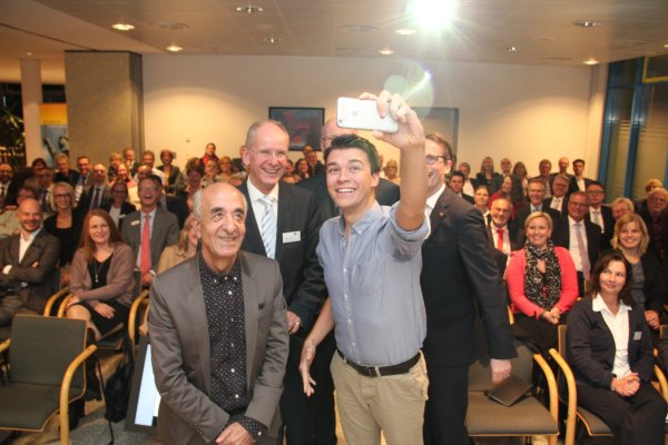 Selfie zum Schluss: Prof. Dr. Thomas Ziehe (von links) und der junge Digitale Philipp Riederle haben beim "Forum Lippe"-Event für mehr gegenseitiges Verständnis geworben. Im Hintergrund sind von links Andreas Uhlitz ("Forum Lippe"-Geschäftsführer), Moderator und LZ-Geschäftsführer Ralf Freitag und Dr. Stefan Everding (Vorstandsmitglied Lippische Landesbrandversicherung) zu sehen. - © Seda Hagemann