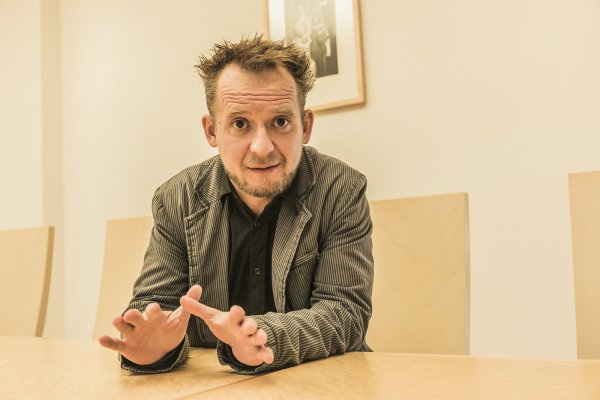 Eins zu eins: So sieht bei „Event“ das Verhältnis zwischen Ensemble und Publikum aus. Roman Weltzien spielt jeweils für einen Zuschauer – und gibt eine grandiose Vorstellung. - © Landestheater/Jochen Quast