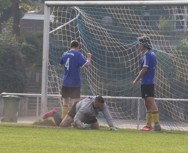 Und wieder ein Gegentreffer: Die Enttäuschung bei den Leopoldshöhern Hendrik Busse, Tim Richter und Lorent Sahiti (von links) ist nach dem 0:1 gegen Sonneborn groß. - © Archivfoto: Oliver König