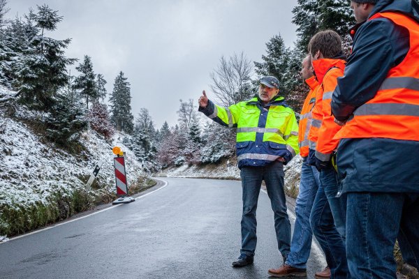 Keine weitere Gefahr: Gutachter Prof. Dr. Ing. Carsten Schlötzer gemeinsam mit Vertretern von Straßen NRW beim Ortstermin auf der Gauseköte. - © Torben Gocke