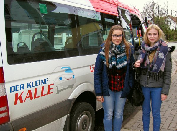 Lob für das neue Angebot: Victoria Trieb (links) und Carolin Henke aus Erder freuen sich über den "Kleinen Kalle". - © Wulf Daneyko