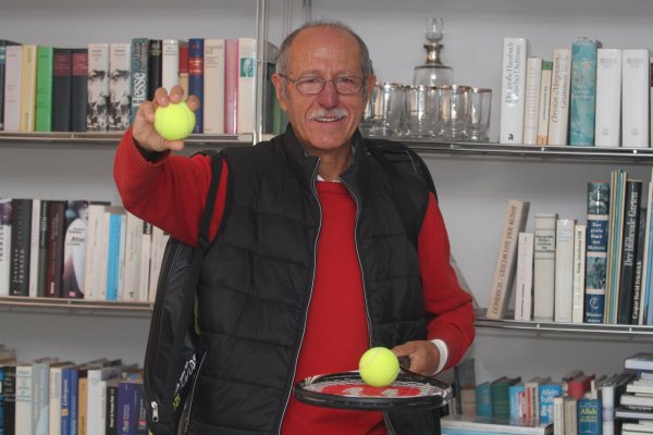Kann es mit rechts und links: Der Bad Salzufler Adam Antal. - © Sebastian Lucas