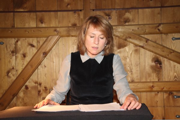 Zu Gast im Freilichtmuseum: Corinna Harfouch hat von der Flucht einer Mutter vor der schlimmsten Nachricht gelesen, die eine Mutter erreichen kann: dem (Kriegs-)Tod ihres Sohnes. - © Schwabe