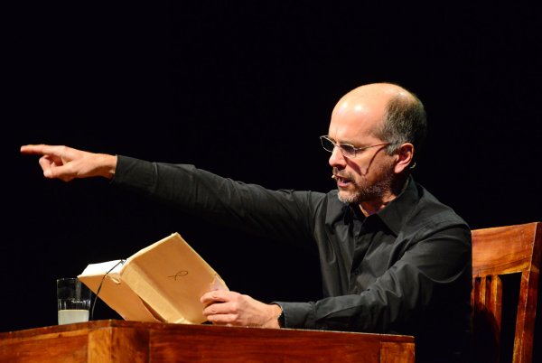 Da geht’s lang: Schauspieler Christoph Maria Herbst brilliert im Landestheater Detmold mit seiner Lesung aus Timur Vermes’ Bestseller „Er ist wieder da“. - © André Gallisch
