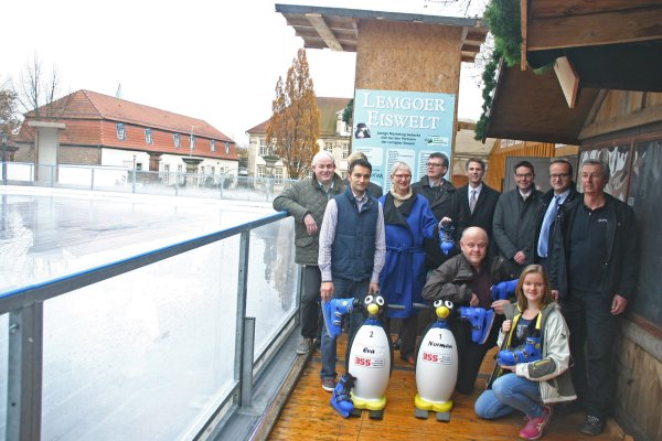 <p class="articletextcaption">Vorfreude:Eiswelt-Veranstalter und -Sponsoren (stehend von links) Jörg Strangfeld, Stephan Kissner (verdeckt), Thilo Janz, Brigitte Spethmann-Heitlage, Detlev Müller, Christoph Vieregge, Ingo Spangenberg,Arnd Oberscheven und Wolfgang Jäger; sowie (knieend) Jobst Ruthe und seine Tochter Stella, die für den Schlittschuh-Verleihservice verantwortlich sind.</p> 
- © Vehrkamp