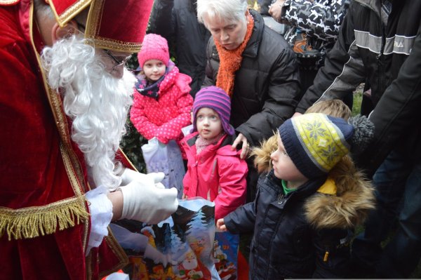 Beim Austeilen der Geschenke lässt der Nikolaus in Pivitsheide die Kinderaugen leuchten. - © Raphael Bartling/Andreas Schwabe