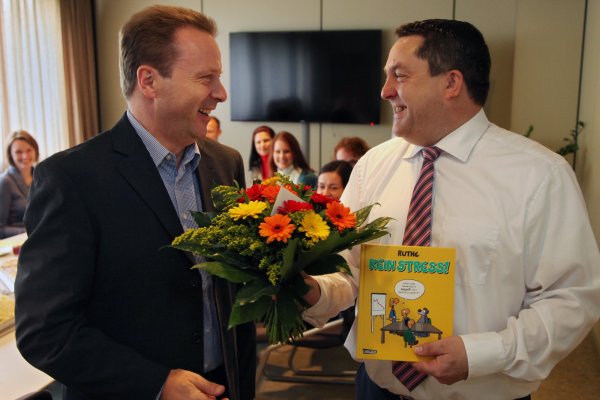 Dr. Axel Lehmann hat sein Amt als Lippes neuer Landrat angetreten. Andreas Hubalek (links), Leiter des „Referates Landrat/Pressestelle“, gratuliert. - © Bernhard Preuss